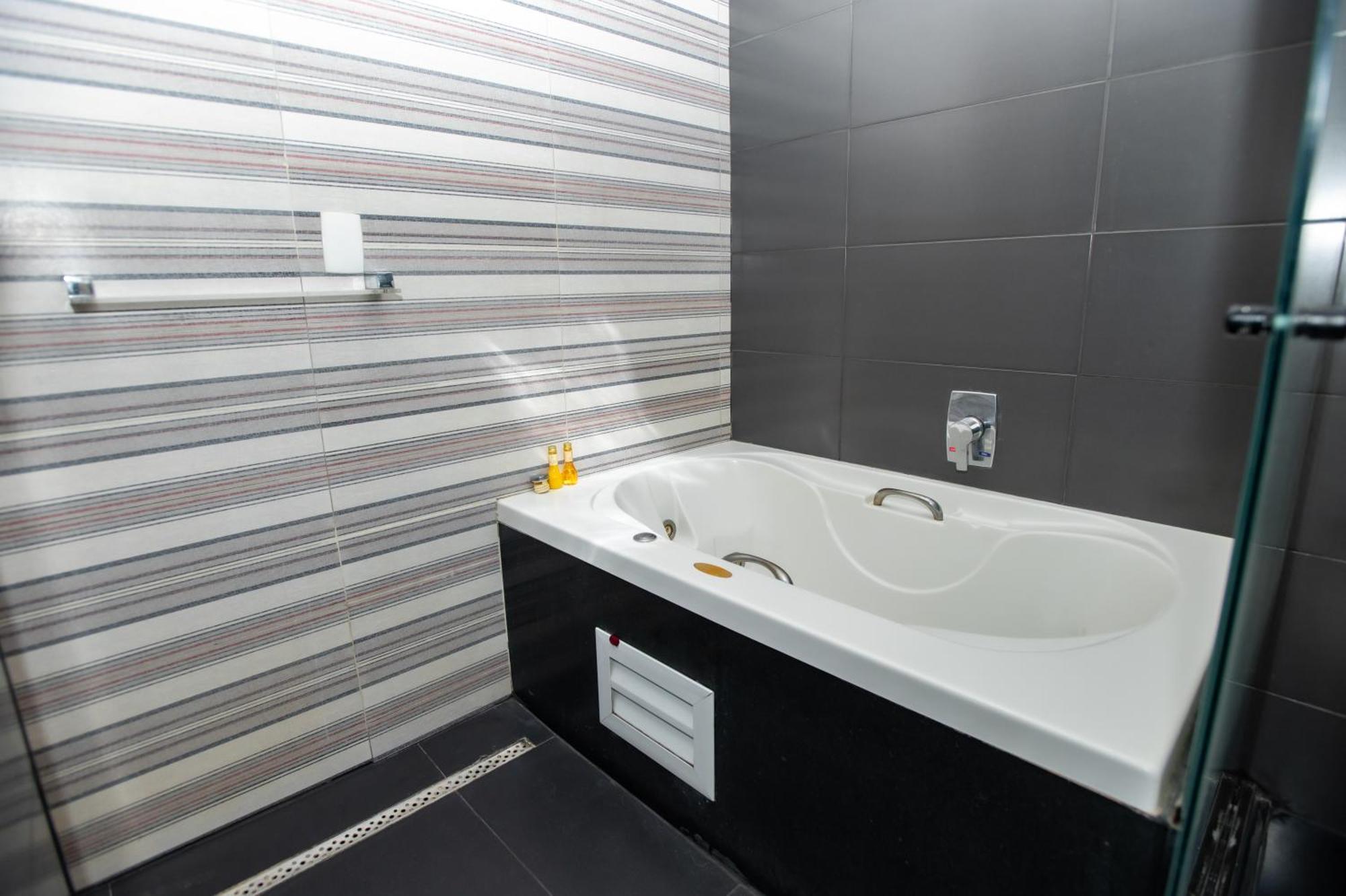 Delmond Hotel Куаба Екстериор снимка